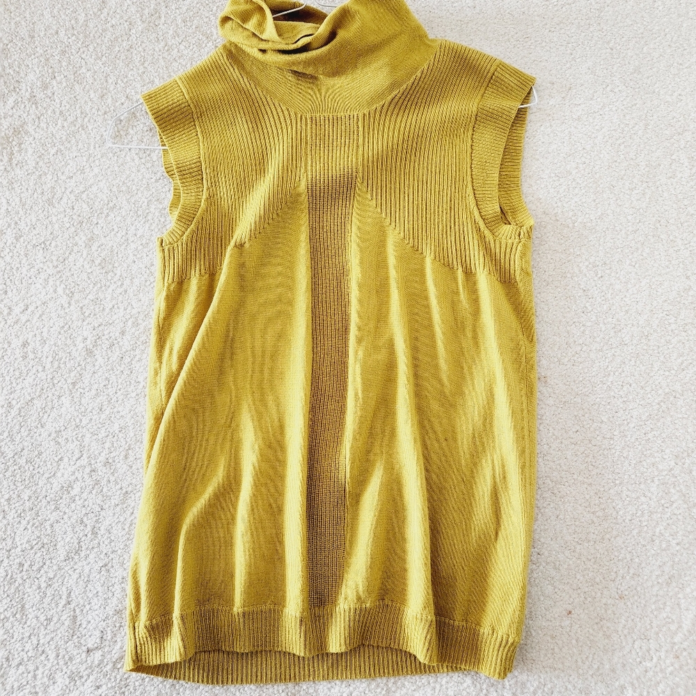 Large yellow tank with turtle neck by Reine